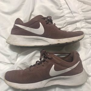 💛 Nikes size 8!